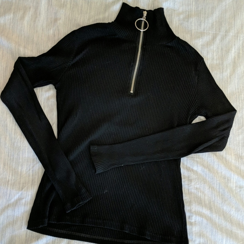 Long sleeve shirt with ring zipper
